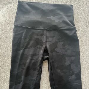Lululemon women’s wundertrain camo leggings - size 2